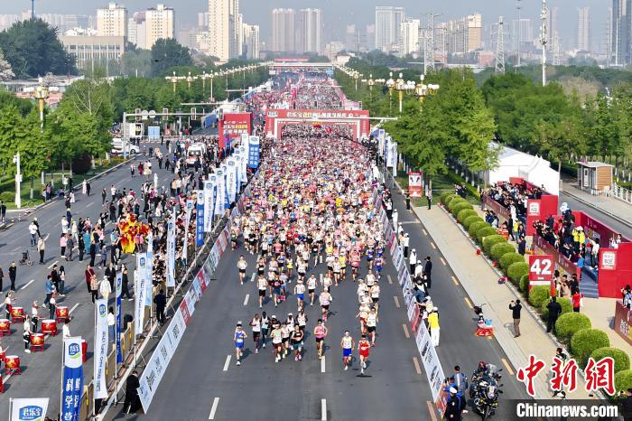 2024保定马拉松迎来2万人参赛，奥运冠军庞伟、钱