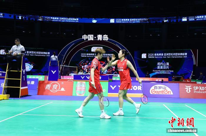 中国女子羽毛球队在淘汰赛中以3-0横扫印度，晋