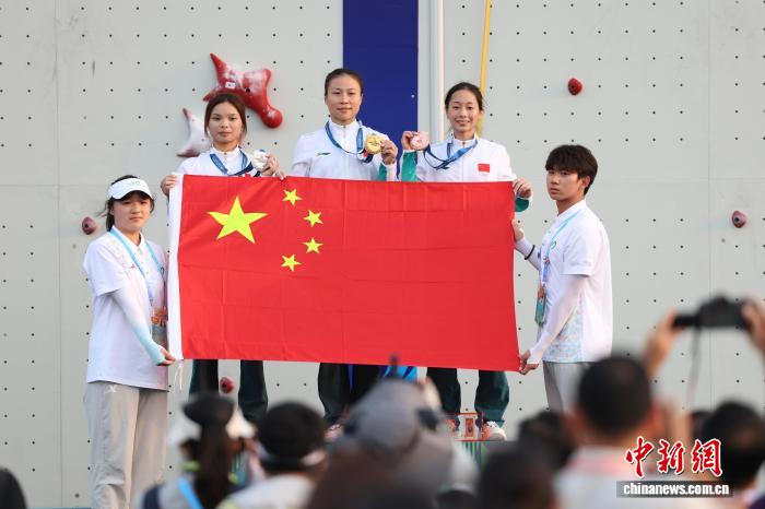 成都世运会女子速度攀岩决赛：邓丽娟以0.01秒微