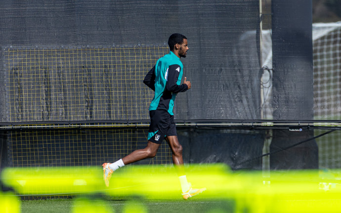 欧冠关键战备战：伤病困扰与信心满满并存