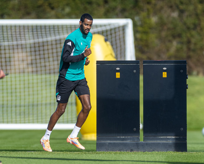 欧冠关键战备战：伤病困扰与信心满满并存