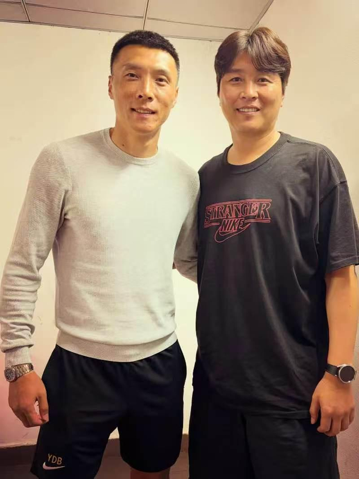 于大宝晒出与李同国合影 球迷热议传奇前锋相遇