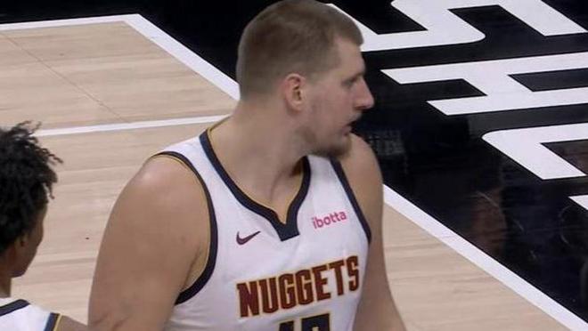 约基奇三双文班亚马缺席 马刺遭掘金20分逆转